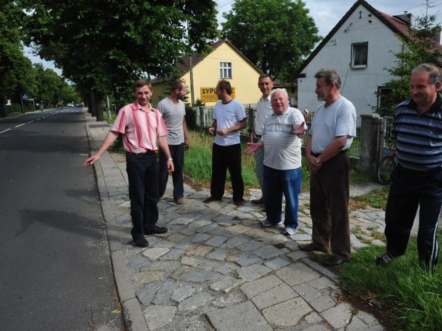 Mieszkańcy mają już dość motocyklistów, którzy urządzają rajdy po ulicy Strzeleckiej. Od lewej Andrzej Mały, Łukasz Herba, Jacek Hajzyk Tomasz Topola, Józef Michalski, Janusz Długosz.