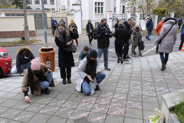 Uczestnicy protestu swoje uwagi i hasła zapisali kredą na chodniku przed siedzibą toruńskiej delegatury kuratorium. Napisy te zaraz po proteście zostały usunięte
