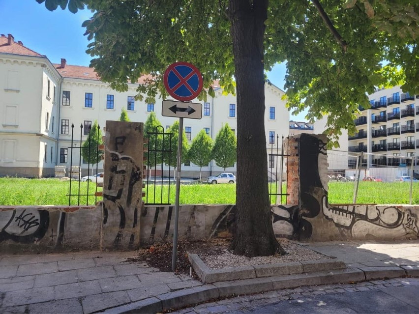 Kraków. "A mury runą...". I runął ten na Kochanowskiego, odsłaniając tworzony park