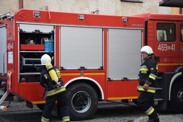 Pożar hali przemysłowej w Brzegu. Na miejscu 9 jednostek straży