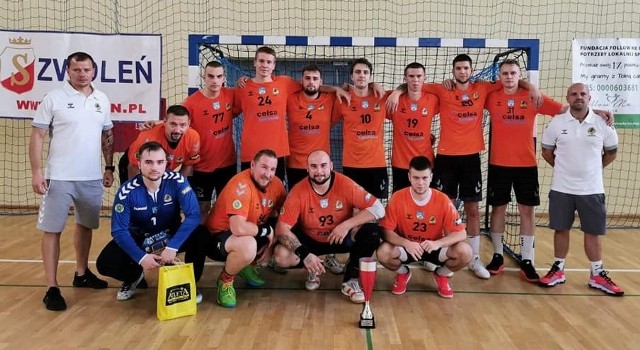 Piłkarze ręczni KSZO Ostrowiec Świętokrzyski zajęli czwarte miejsce na turnieju w Zwoleniu.