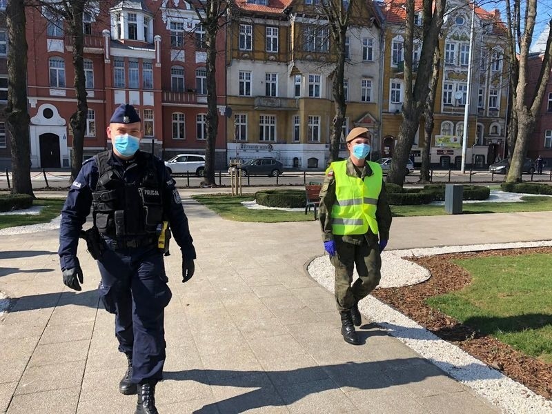 Brak zasłoniętego nosa i ust. Policja zapowiada mandaty