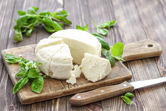 Ser biały obfituje w białko kazeinowe. Zawiera przy tym tylko część białek mleka, bo w procesie jego produkcji albuminy są usuwane z serwatką.