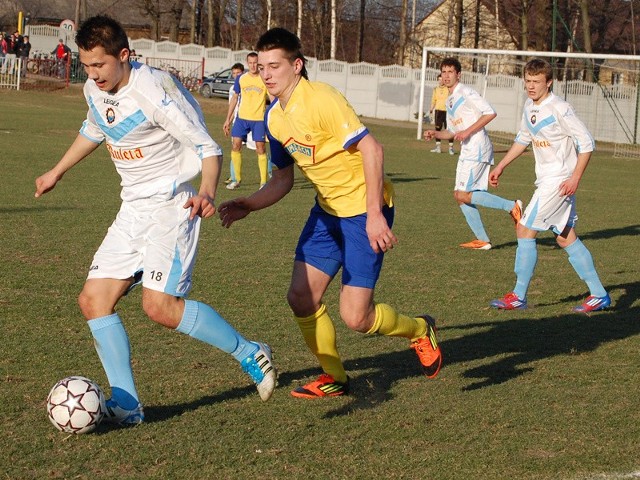 Zaczernie (żółto-niebieskie stroje) przegrało na swoim boisku ze Stalą Mielec 1-2.
