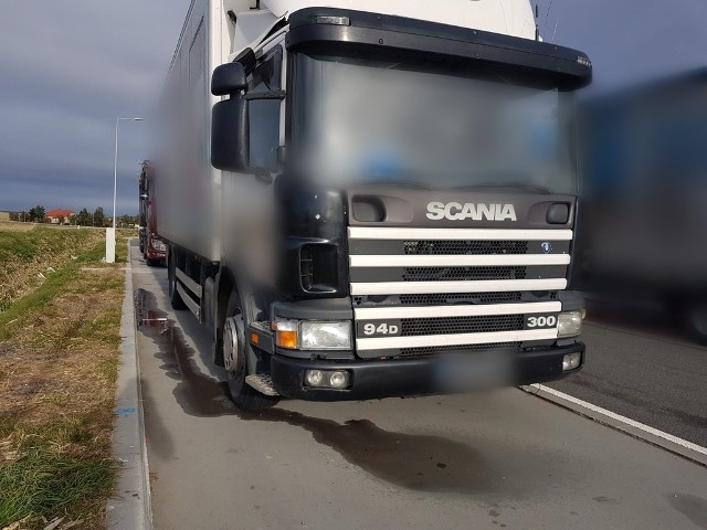 Kolejna niesprawna ciężarówka zatrzymana przez inspektorów ITD z Kędzierzyna-Koźla.