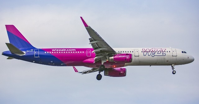 Lądowanie samolotu WizzAir. Fot. D. Kłosiński