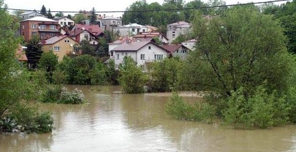 Lokalne podtopienia występują w wielu miejscowościach południowej Polski. Na zdjęciu wody Wisłoka podchodzą pod osiedla w Krośnie