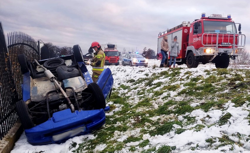 Osobówka dachowała na drodze krajowej nr 28 pod Nowym Sączem