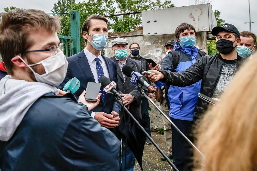 Konferencja prasowa Kacpra Plażyńskiego dotycząca...