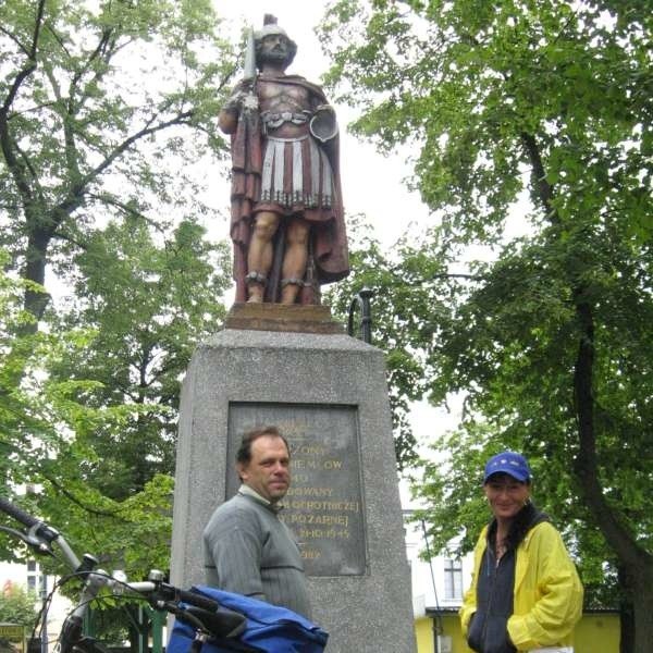 Zbigniew Szczerbik i Agata Jop przy świętym Florianie. Agata przeniesiona w czasie do roku 1665 pewnie też trafiłaby na stos. Choćby za noszenie spodni.