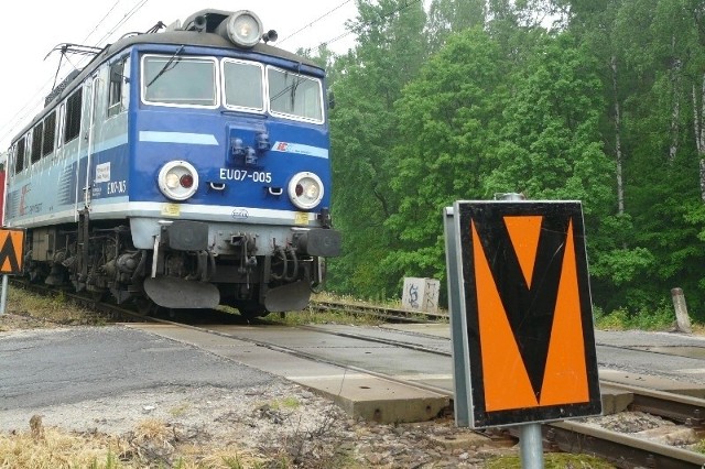 Ten pomarańczowy znak oznacza ograniczenie prędkości dla pociągów. Ustawiono go po naszym artykule.