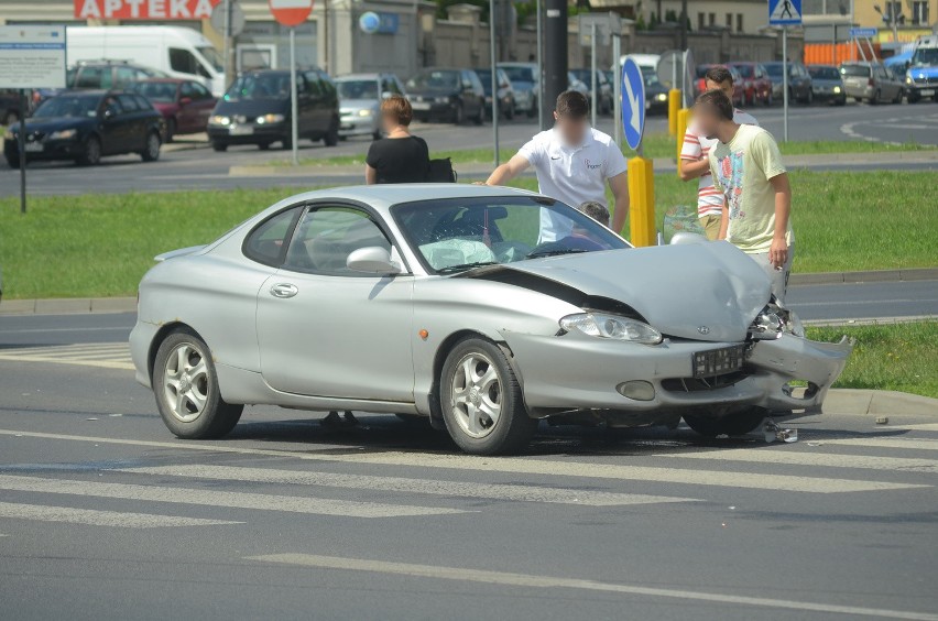 Kolizja na rondzie Mohyły (ZDJĘCIA)