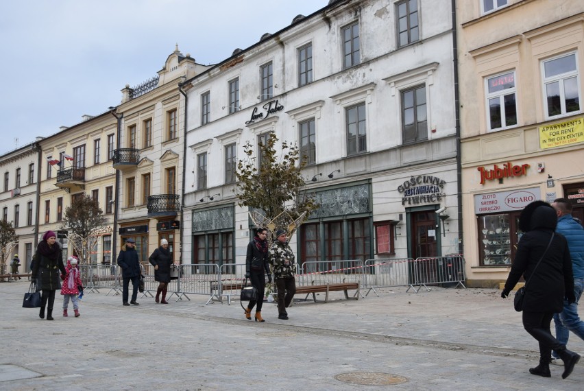 Obecnie kamienica jest ogrodzona barierkami