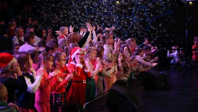 Dzieciaki świetnie się bawiły na koncertowym spektaklu „Gwiazdkowe Koło Fortuny” w Centrum Kulturalno-Artystycznym. Więcej zobacz na kolejnych slajdach >>>
