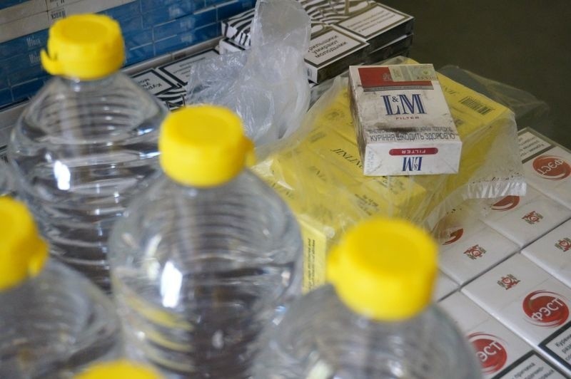Nielegalny handel używkami na targu w Rudzie Śląskiej. Policja przejęła alkohol i papierosy [FOTO]