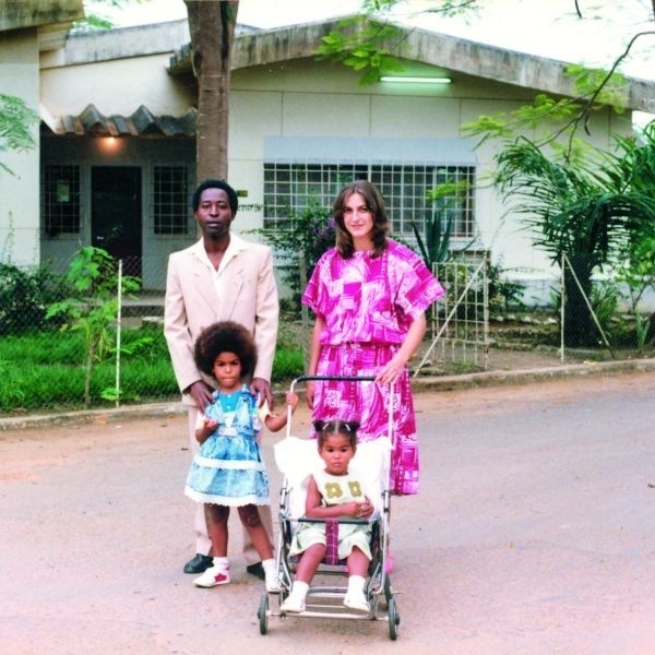 Bożena Komba z mężem Sylwestrem i dziećmi w Kongu, w...