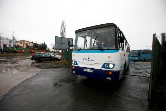 Na kursy, jak wczoraj, wyjeżdżają już tylko nieliczne autobusy