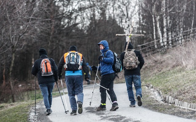 Męska Droga Krzyżowa z Nysy rozpocznie się 31 marca mszą świętą o 21 w kościele Matki Bożej Bolesnej. Po niej uczestnicy otrzymają przygotowane dokładne mapy trasy do pokonania z zaznaczonymi stacjami drogi krzyżowej oraz opis przejścia. 