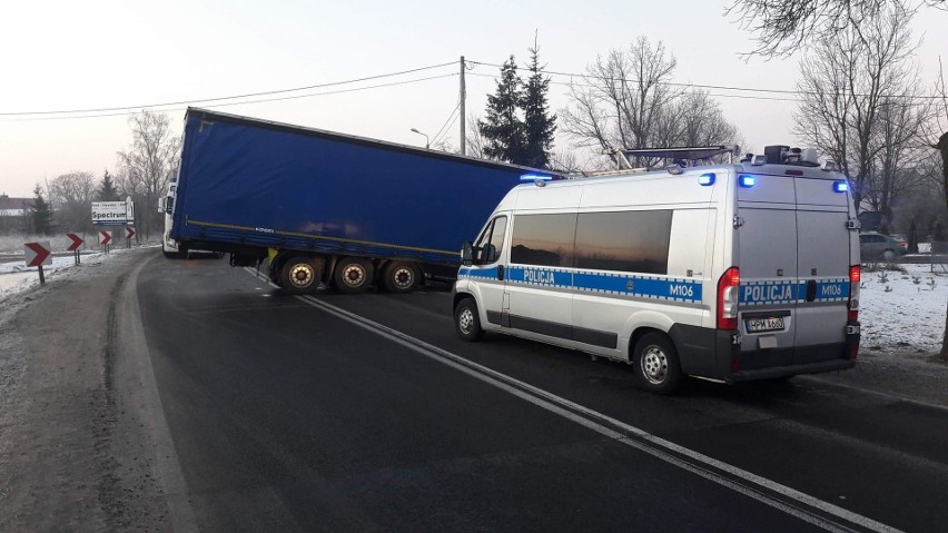 - Ciężarówka wjechała do rowu, a naczepa stanęła w poprzek...