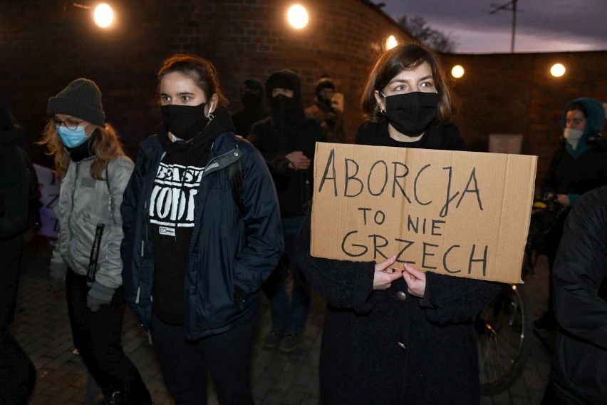 Po raz kolejny przed kliniką ginekologiczną-położniczą przy...