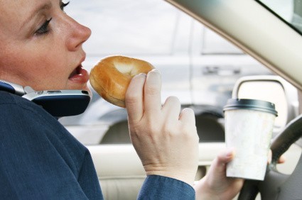 Jedzenie i picie w czasie jazdy rozprasza uwagę kierowcy bardziej niż rozmowa przez telefon. 