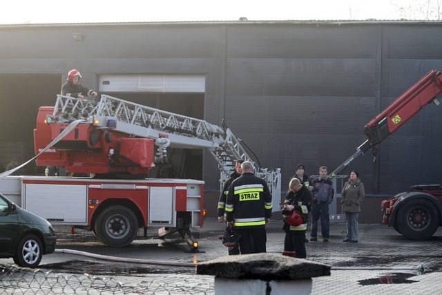 W Nowgrodzie Bobrzańskim w ogniu stanęła hala z materiałami budowlanymi