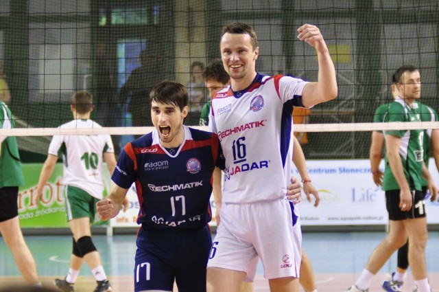 Siatkarze Jadaru Radom (na zdjęciu Adrian Stańczak z lewej i Arkadiusz Terlecki obok) pokonali 3:0 Fart Kielce i wciąż mają szanse na awans do PlusLigi