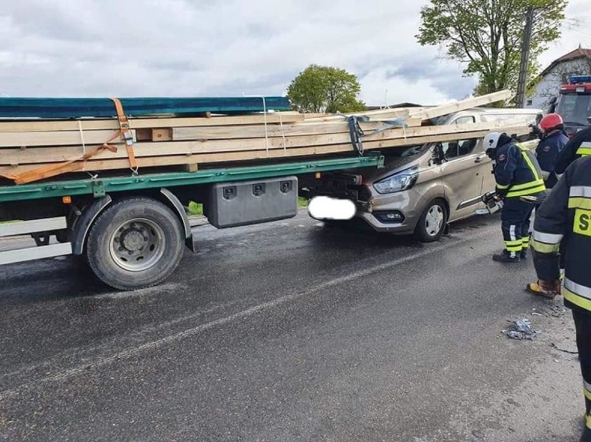 Wypadek w Miszewie. 13.05.2020 r. Drewniane belki przebiły...