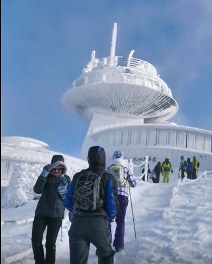 W Karkonoszach bardzo trudne warunki. A na szczycie Śnieżki... rewia mody [ZDJĘCIA]