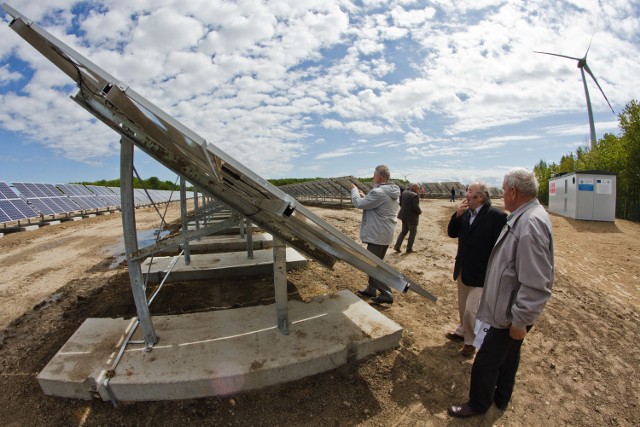 W piątek, symbolicznym &#8220;pstryknięciem&#8221; , wójt gminy Jerzy Kołakowski uruchomił w Kukini (gm. Ustronie Morskie), pierwszą w Polsce  farmę fotowoltaiczną,  zbudowaną na zrekultywowanym wysypisku śmieci.