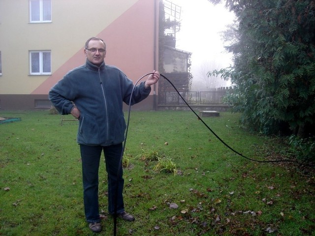 - Kabel od ponad pół roku leży na trawie &#8211; mówi Franciszek Zieliński ze Zwolenia.