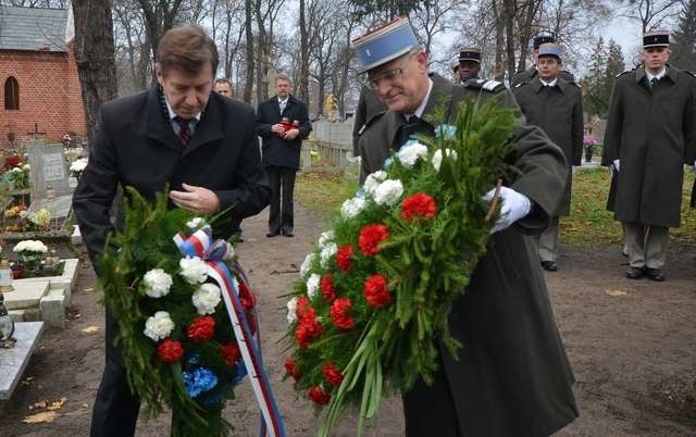 O pochowanych na cmentarzu pamiętają też francuscy żołnierze, którzy oddali hołd poległym