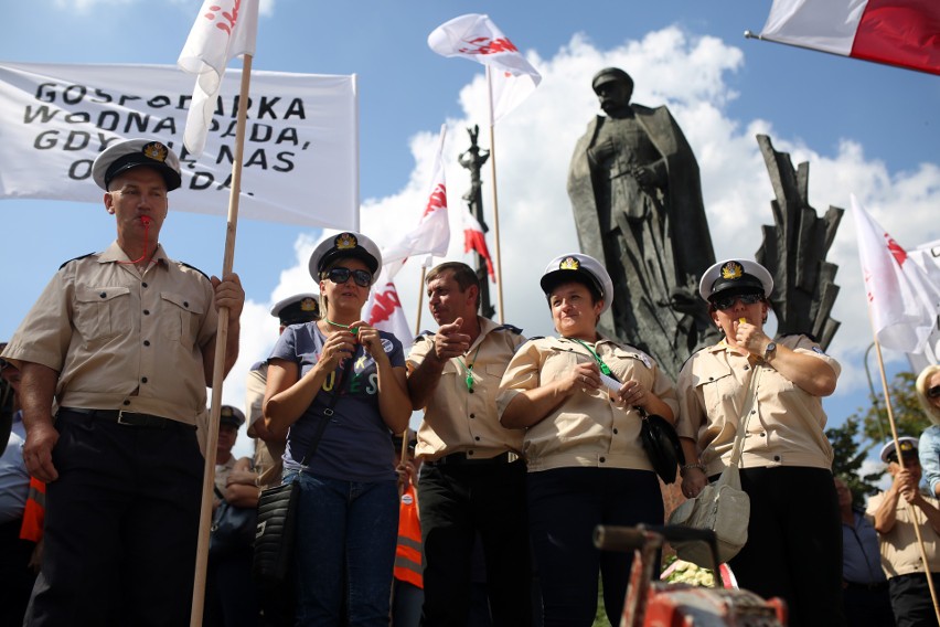 Kraków. Protest pracowników Wód Polskich. Domagają się obiecanych przez rząd podwyżek