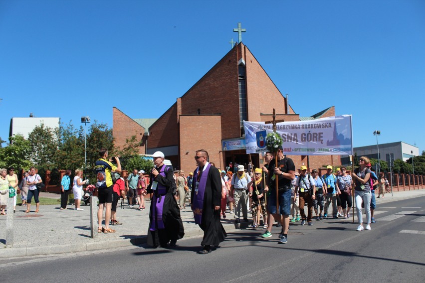 Chrzanów. Pielgrzymi w drodze na Jasną Górę. Przed nimi ostatnie 50 km  [ZDJĘCIA]