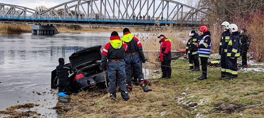 Strażacy wyciągnęli auto z Narwi