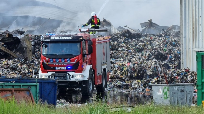 Potężny pożar na terenie sortowni śmieci w Promniku. Strażacy nadal pracują. We wtorek w akcji był ciężki sprzęt. Zobaczcie zdjęcia