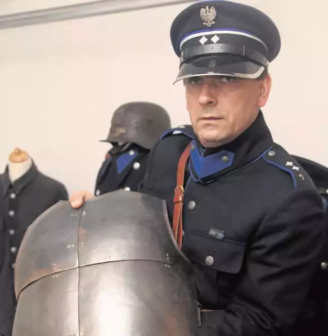 Pan Krzysztof zbiera wyposażenie dawnych jednostek mundurowych.