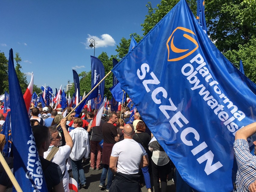 Wielka manifestacja KOD-u w Warszawie. Reprezentacja Szczecina i regionu: ponad tysiąc osób