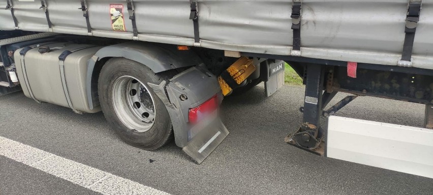 Kierująca BMW uderzyła w bok ciężarówki.