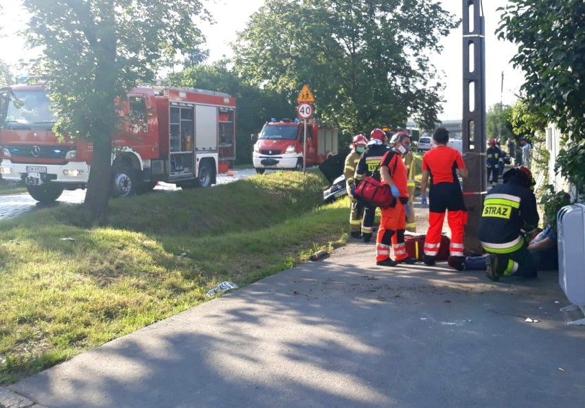 Groźny wypadek na Maślickiej przy AOW. Auto dachowało i uderzyło w płot posesji (ZDJĘCIA)