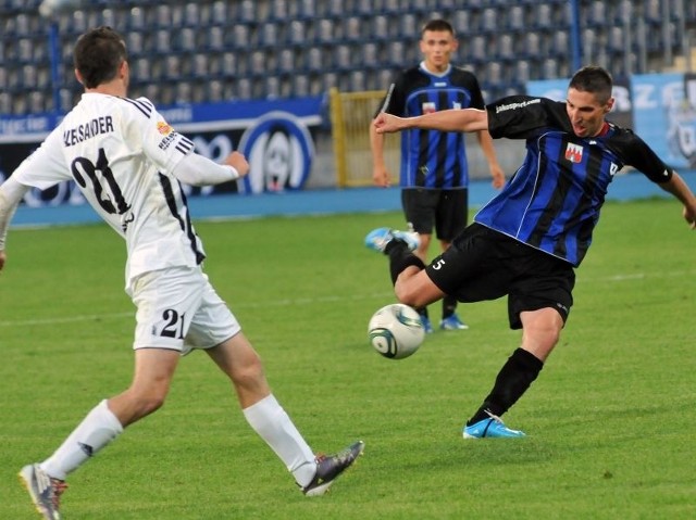 (z prawej) od tego sezonu jest graczem Zawiszy Bydgoszcz.