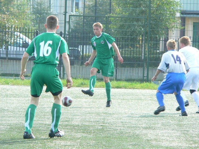 Michał Kucharczyk (przodem), napastnik rezerw Radomiaka Radom zdobył w meczu z Chojniakiem Wieniawa pięć bramek.