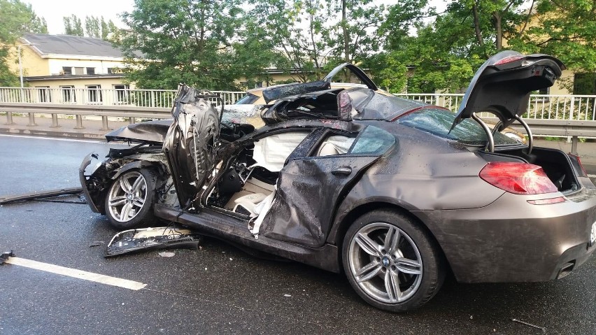 Koszmarny wypadek na DTŚ w Zabrzu. BMW zderzyło się z ciężarówką. Kierowca zginął ZDJĘCIA