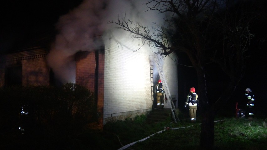 Pożar budynku w miejscowości Kunice w powiecie opatowskim. Akcja strażaków