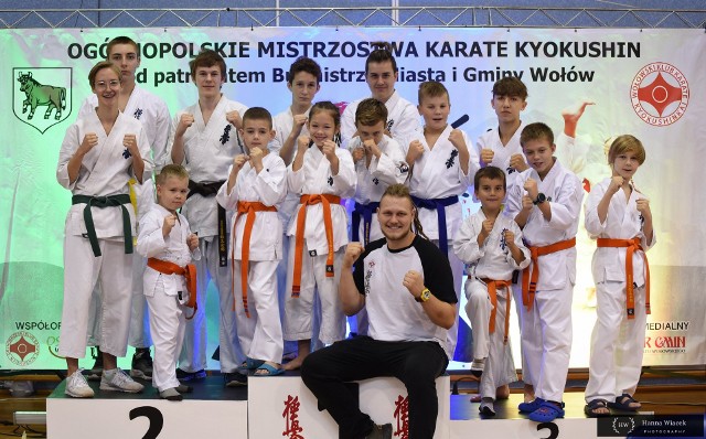 Reprezentanci Zielonogórskiego Klubu Sportowego Karate Kyokushin zdobyli w Wołowie 12 medali.