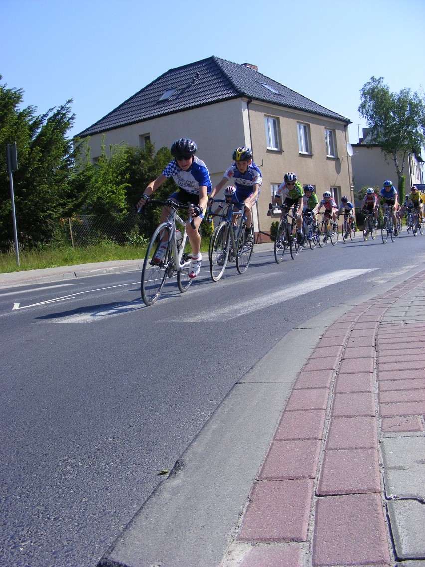 Po dziesiątym okrążeniu peleton podzielił się na kilka...