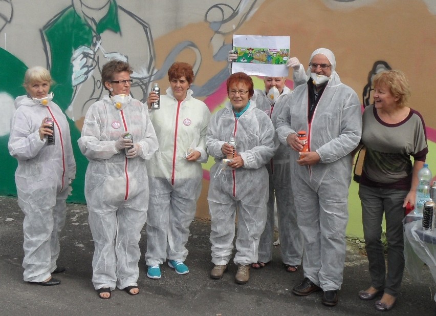 Sosnowiec: Seniorzy malowali graffiti na ścianie kamienicy [ZDJĘCIA]