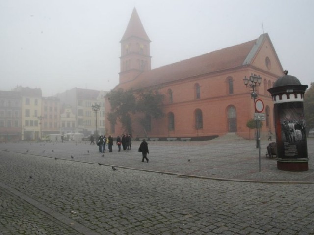 Rynek Nowomiejski mimo rewitalizacji świeci pustkami