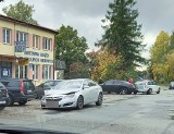 Zderzenie dwóch aut na parkingu przed hurtownią w Kielcach