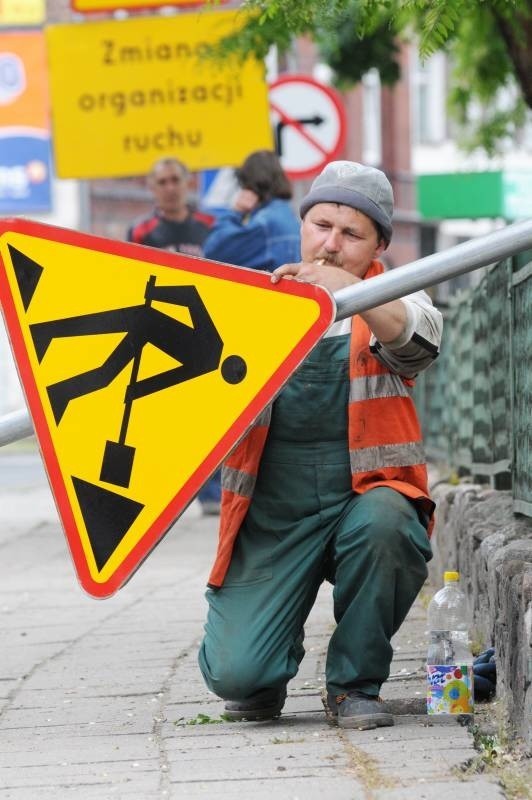 Utrudnienia na drogach w śródmieściu czekają nas przez cztery miesiące. Sławomir Bociański z firmy Skipe instaluje znaki ostrzegawcze i informacyjne